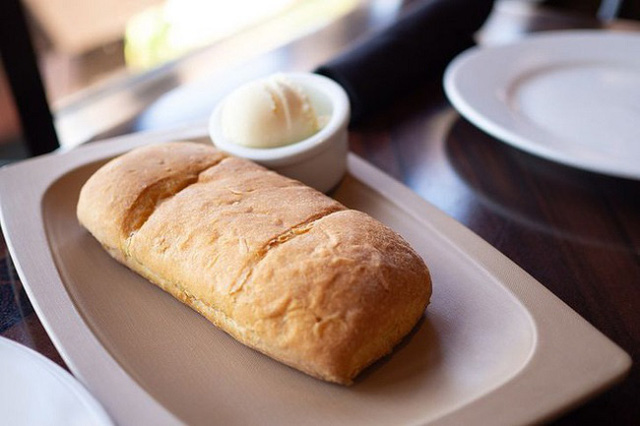  Vì sao nhiều nhà hàng thường tặng bánh mì miễn phí cho khách, biết đáp án sẽ khiến bạn ngã ngửa  - Ảnh 1.