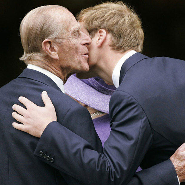 Bức ảnh được dân mạng lan truyền rộng rãi cho thấy tình cảm đặc biệt của Hoàng tế Philip với Hoàng tử William và Harry, một cử chỉ nói lên tất cả - Ảnh 5.