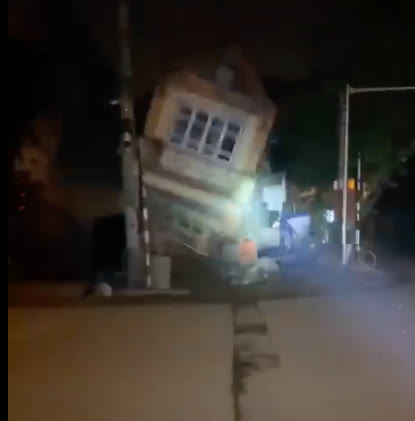  VIDEO: Nhà 3 tầng bất ngờ đổ sập trong đêm ở Lào Cai - Ảnh 1.
