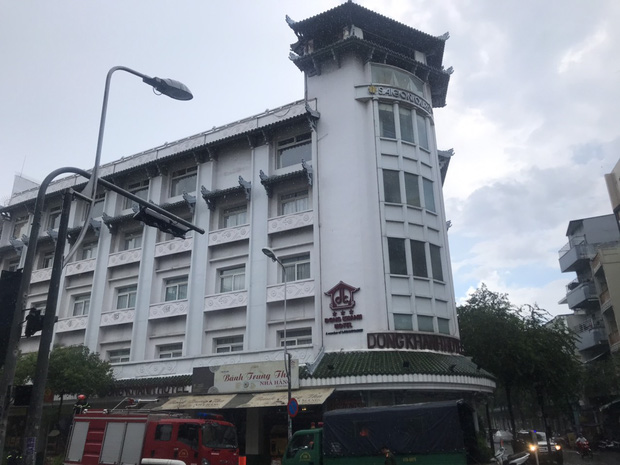 Clip: Khách sạn Đồng Khánh ở TP.HCM bốc cháy dữ dội trong cơn mưa lớn - Ảnh 1.