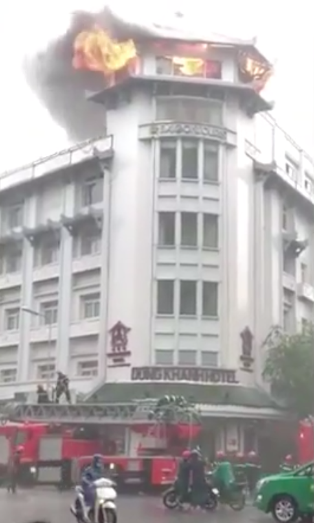 Clip: Khách sạn Đồng Khánh ở TP.HCM bốc cháy dữ dội trong cơn mưa lớn - Ảnh 3.