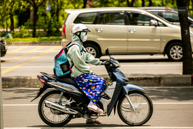 Chùm ảnh: Công nhân vật lộn với cái nóng hầm hập ở Sài Gòn, người đi đường mặc cả áo mưa tránh nắng - Ảnh 12.