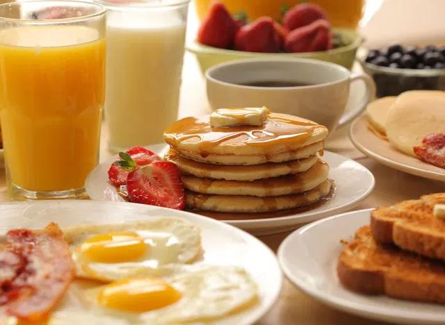  10 thói quen ăn sáng có thể phá hỏng ngày mới - Ảnh 9.