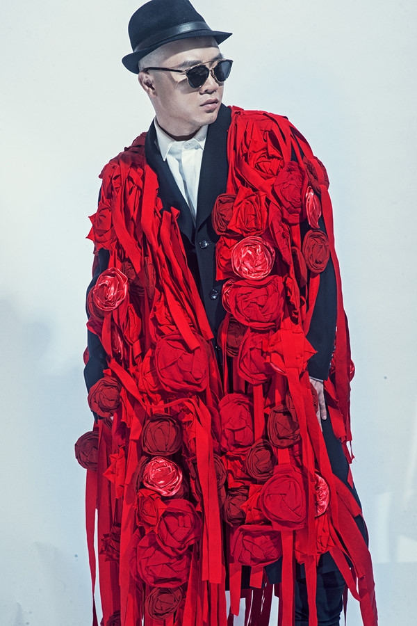 Cuộc đời lạ lùng của NTK Đỗ Mạnh Cường: Từng nghĩ thời trang là phù phiếm, sẵn sàng chắt bóp chi tiêu để vung tiền cho 8 người con nuôi - Ảnh 1.