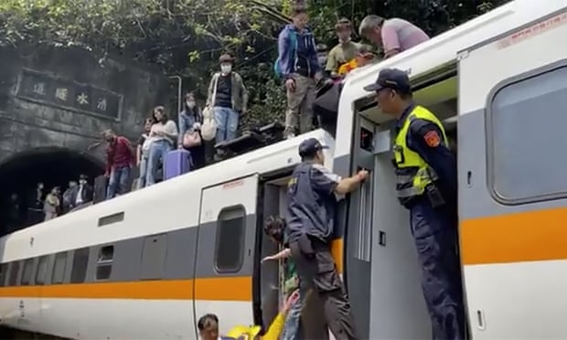 Tàu cao tốc trật đường ray ở Đài Loan, ít nhất 48 người chết - Ảnh 1.