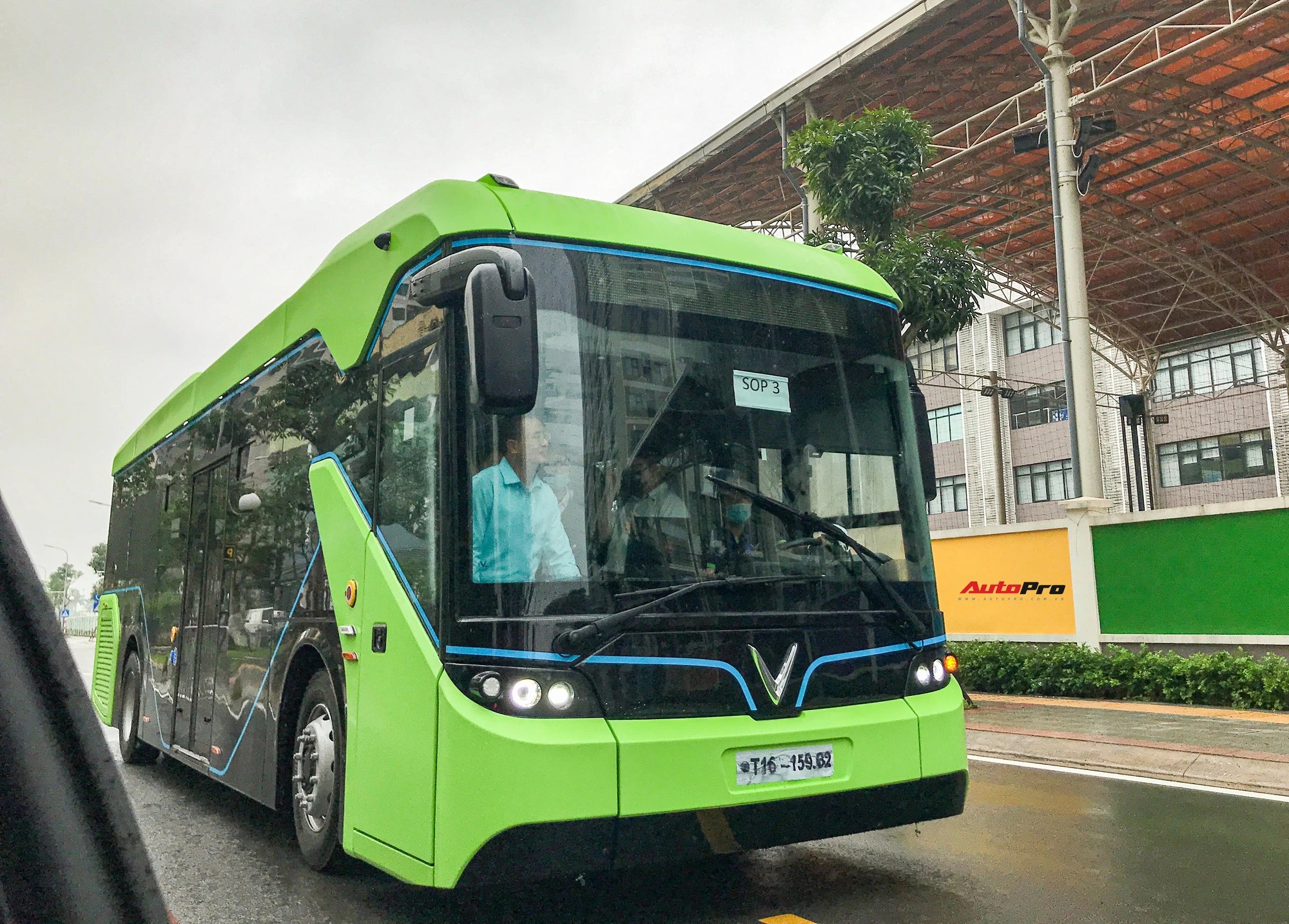 VinBus đầu tiên lăn bánh tại Hà Nội: Hãy trải nghiệm sự mới mẻ của VinBus - dịch vụ xe buýt chất lượng cao, có thiết kế sang trọng và tiện nghi, và an toàn cho môi trường. Không khí trong lành và bãi đỗ xe tiện nghi, đảm bảo cho một chuyến đi thú vị và đáng nhớ. Hãy xem hình ảnh để khám phá thêm về sự độc đáo của dịch vụ này.