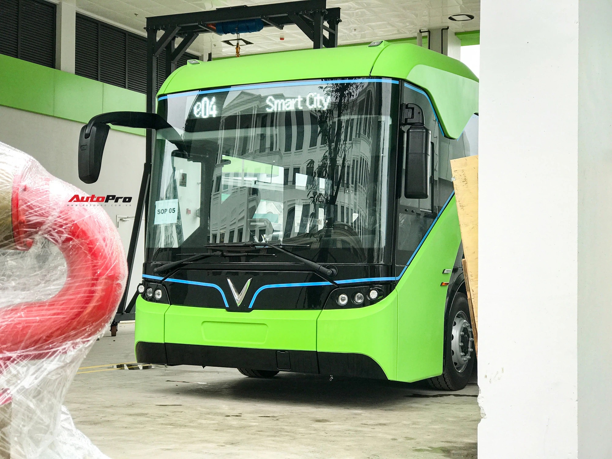 Với tuyến đường trải dài trên khắp thành phố, Vinbus Hà Nội là phương tiện di chuyển yêu thích của cư dân đô thị. Hãy sử dụng dịch vụ Vinbus để khám phá thành phố từ một góc nhìn khác, và trải nghiệm sự tiện lợi và đẳng cấp của hệ thống giao thông công cộng hiện đại.