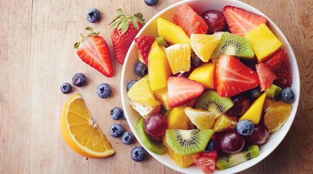 4 điều cấm kỵ khi ăn trái cây mà nhiều người mắc làm tăng gánh nặng cho đường tiêu hóa, gây hại sức khỏe - Ảnh 1.
