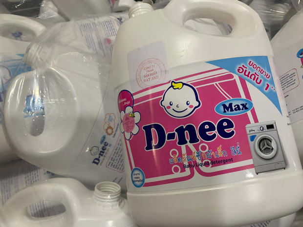 Hà Nội: Đột kích xưởng sản xuất quy mô lớn giả nhãn hiệu nước giặt Dnee - Ảnh 3.