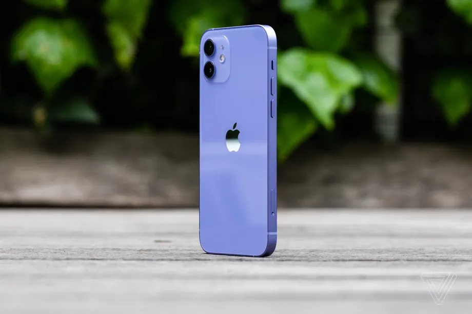 Bạn thích màu tím và sở hữu một chiếc iPhone 12? Hãy xem ảnh này để cảm nhận sự pha trộn tinh tế giữa sắc tím và kính màu của chiếc điện thoại này.