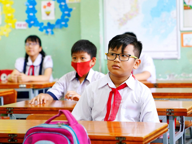 Hà Nội dừng tuyển sinh hệ song bằng lớp 6: Loạt vấn đề đặt ra khiến những phụ huynh có con đang theo học đứng ngồi không yên - Ảnh 5. Hà Nội dừng tuyển sinh hệ song bằng lớp 6: Loạt vấn đề đặt ra khiến những phụ huynh có con đang theo học đứng ngồi không yên - Ảnh 5.