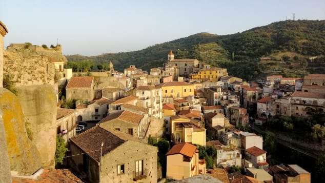 Trong khi cả thế giới đang quay cuồng vì sốt đất, lại thêm một thị trấn ở Italia bán nhà giá 1 Euro - Ảnh 1.