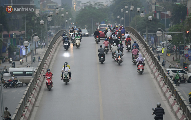Ảnh: Mặc kệ biển cấm, hàng trăm xe máy nối đuôi nhau đi lên cầu vượt ở Thủ đô - Ảnh 4.