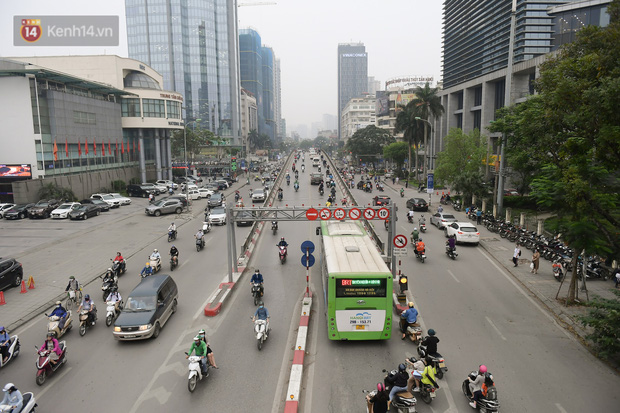 Ảnh: Mặc kệ biển cấm, hàng trăm xe máy nối đuôi nhau đi lên cầu vượt ở Thủ đô - Ảnh 5.