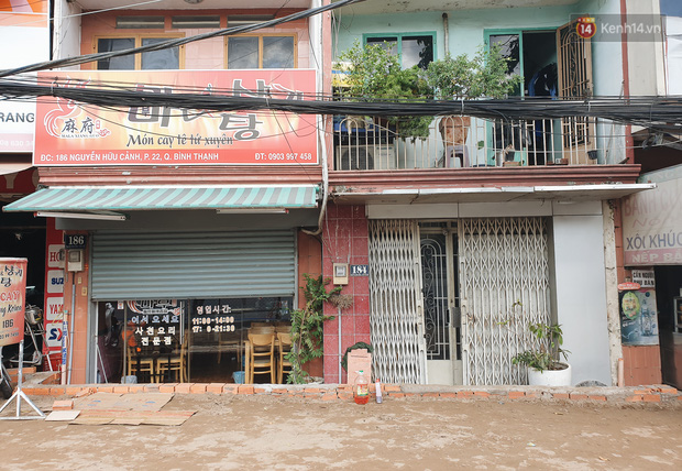 Con đường cứ mưa là ngập ở Sài Gòn nâng cấp xong, người dân hối hả xây “tường đê” vì... mặt đường cao hơn nhà - Ảnh 8.