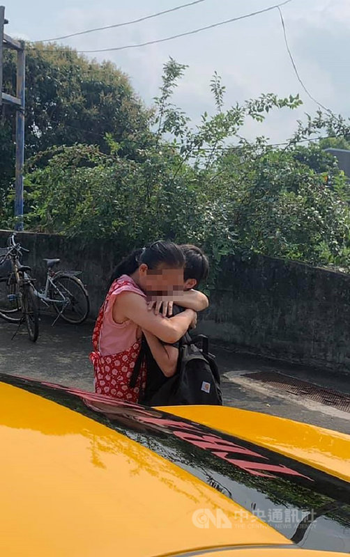 Chuyến tàu tử thần ở Đài Loan: Người con sợ hãi lẩm bẩm Mẹ còn bị kẹt, mẹ muốn cháu ra ngoài trước - Ảnh 2.
