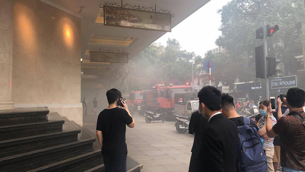NÓNG: Cháy ô tô dưới tầng hầm Tràng Tiền Plaza, nhiều người dân hoảng hốt - Ảnh 1. NÓNG: Cháy ô tô dưới tầng hầm Tràng Tiền Plaza, nhiều người dân hoảng hốt - Ảnh 1.