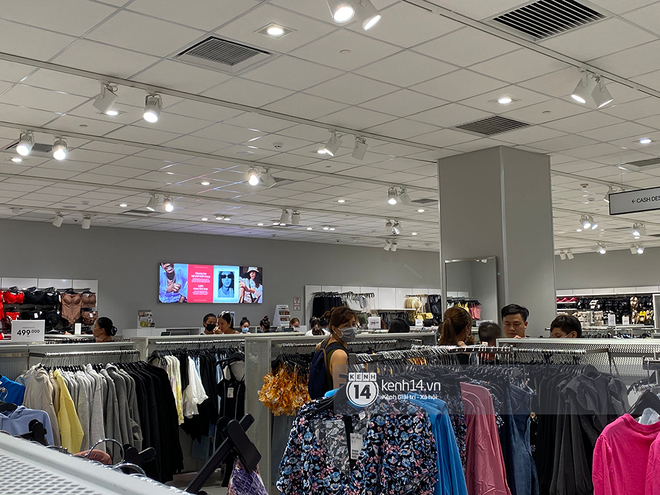Loạt store H&M Việt Nam tối nay: Ở Hà Nội vắng hơn bình thường, bị viết ...