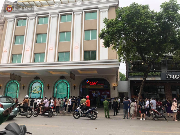 NÓNG: Cháy ô tô dưới tầng hầm Tràng Tiền Plaza, nhiều người dân hoảng hốt - Ảnh 3. NÓNG: Cháy ô tô dưới tầng hầm Tràng Tiền Plaza, nhiều người dân hoảng hốt - Ảnh 3.