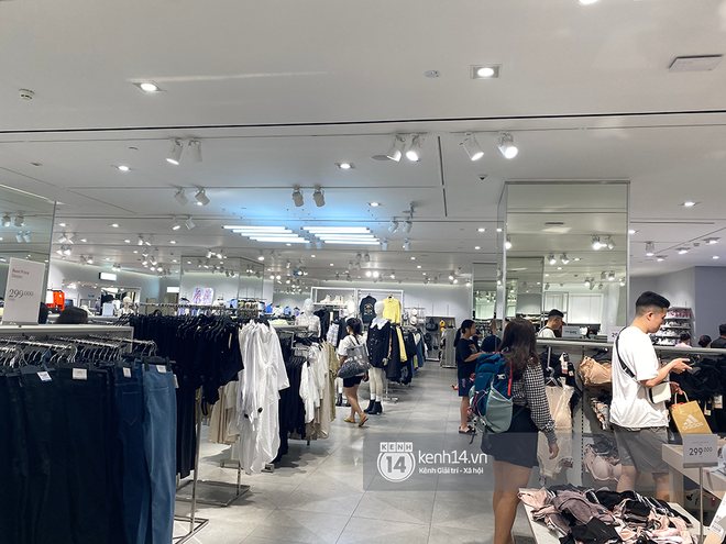 Loạt store H&M Việt Nam tối nay: Ở Hà Nội vắng hơn bình thường, bị viết ...