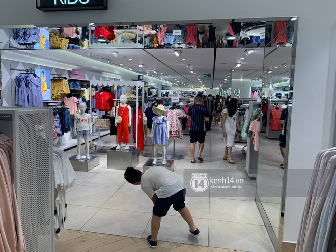 Loạt store H&M Việt Nam tối nay: Ở Hà Nội vắng hơn bình thường, bị viết ...