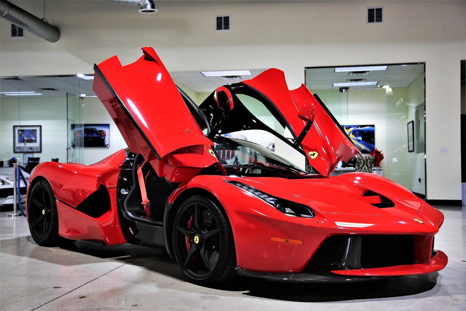 Rộ tin nữ doanh nhân cà phê 9x tậu siêu phẩm Ferrari LaFerrari đầu tiên tại  Việt Nam