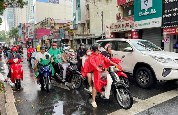 ẢNH: Mưa lớn bất ngờ vào giữa trưa, người Sài Gòn được giải nhiệt sau những ngày nắng nóng oi bức - Ảnh 13. ẢNH: Mưa lớn bất ngờ vào giữa trưa, người Sài Gòn được giải nhiệt sau những ngày nắng nóng oi bức - Ảnh 13.