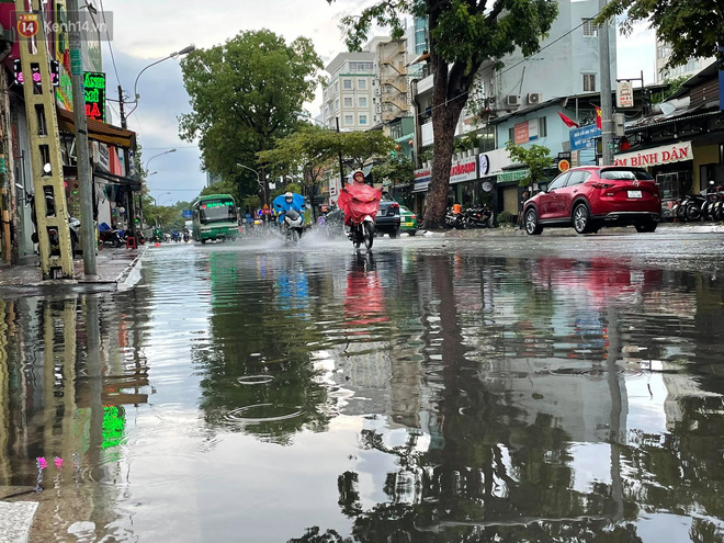 ẢNH: Mưa lớn bất ngờ vào giữa trưa, người Sài Gòn được giải nhiệt sau những ngày nắng nóng oi bức Ảnh: Mưa Lớn Bất Ngờ Vào Giữa Trưa, Người Sài Gòn Được Giải Nhiệt Sau Những Ngày Nắng Nóng Oi Bức