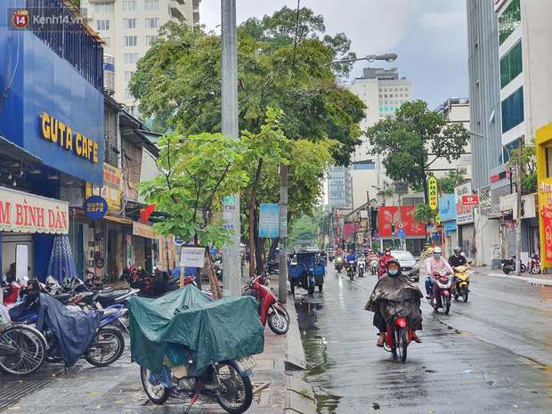 ẢNH: Mưa lớn bất ngờ vào giữa trưa, người Sài Gòn được giải nhiệt sau những ngày nắng nóng oi bức - Ảnh 4. ẢNH: Mưa lớn bất ngờ vào giữa trưa, người Sài Gòn được giải nhiệt sau những ngày nắng nóng oi bức - Ảnh 4.