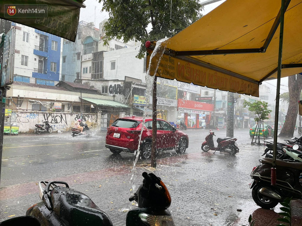 ẢNH: Mưa lớn bất ngờ vào giữa trưa, người Sài Gòn được giải nhiệt sau những ngày nắng nóng oi bức - Ảnh 9. ẢNH: Mưa lớn bất ngờ vào giữa trưa, người Sài Gòn được giải nhiệt sau những ngày nắng nóng oi bức - Ảnh 9.