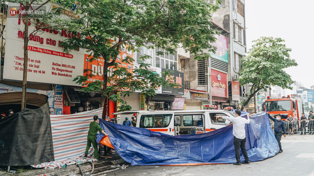 Lời kể đau xót của các chiến sĩ chữa cháy dùng tay đào bới, tìm kiếm 4 thi thể trong đống đổ nát: Hai mẹ con nằm ôm nhau, mặt cháu bé úp vào ngực mẹ - Ảnh 1.