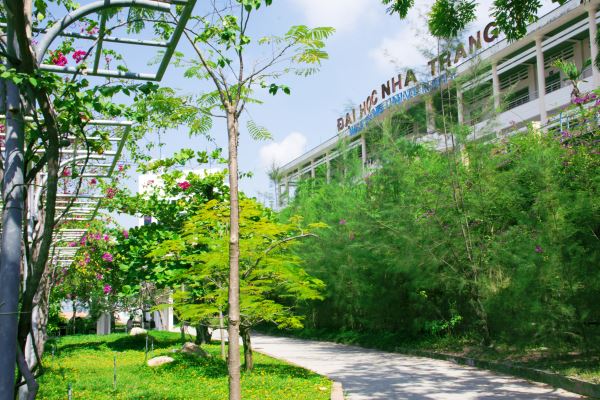 Ngôi trường có khuôn viên đẹp nhất Việt Nam, 4 mùa hoa nở, học phí siêu thấp mà sinh viên đi học ngày nào cũng ngỡ lạc vào resort - Ảnh 5.