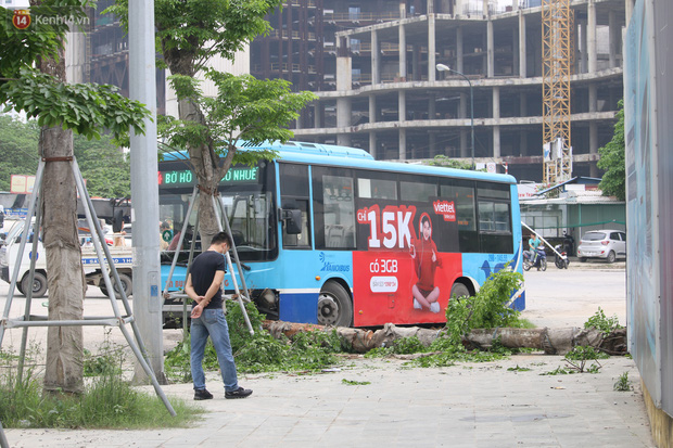 Chùm ảnh: Hiện trường vụ xe buýt đi sai tuyến đường, lao lên vỉa hè đâm tử vong người đi bộ tại Hà Nội - Ảnh 3.