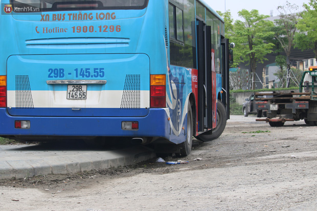 Chùm ảnh: Hiện trường vụ xe buýt đi sai tuyến đường, lao lên vỉa hè đâm tử vong người đi bộ tại Hà Nội - Ảnh 4.