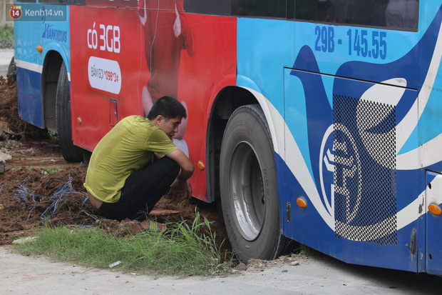 Chùm ảnh: Hiện trường vụ xe buýt đi sai tuyến đường, lao lên vỉa hè đâm tử vong người đi bộ tại Hà Nội - Ảnh 6.