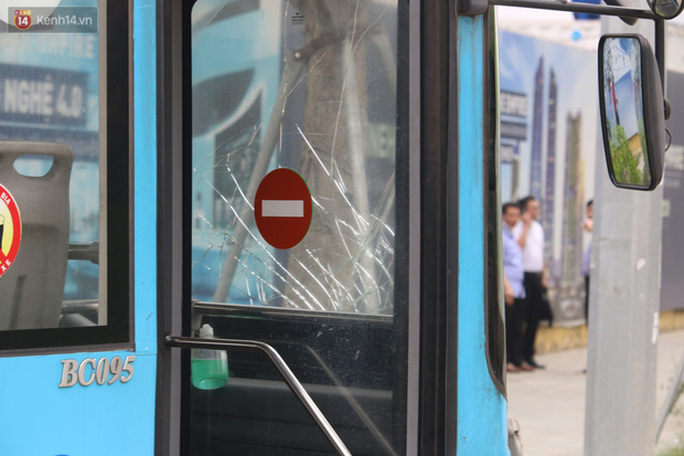 Chùm ảnh: Hiện trường vụ xe buýt đi sai tuyến đường, lao lên vỉa hè đâm tử vong người đi bộ tại Hà Nội - Ảnh 7.