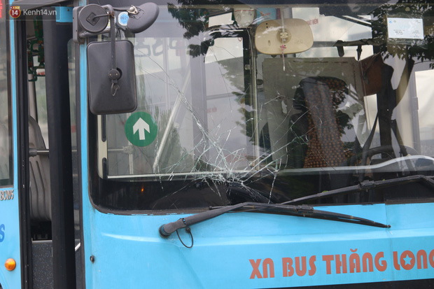 Chùm ảnh: Hiện trường vụ xe buýt đi sai tuyến đường, lao lên vỉa hè đâm tử vong người đi bộ tại Hà Nội - Ảnh 8.