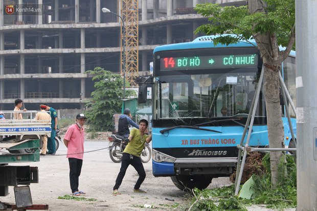 Chùm ảnh: Hiện trường vụ xe buýt đi sai tuyến đường, lao lên vỉa hè đâm tử vong người đi bộ tại Hà Nội - Ảnh 9.