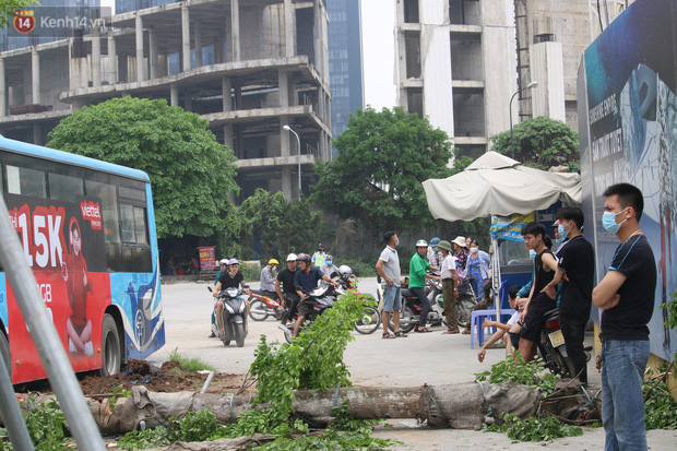 Chùm ảnh: Hiện trường vụ xe buýt đi sai tuyến đường, lao lên vỉa hè đâm tử vong người đi bộ tại Hà Nội - Ảnh 10.