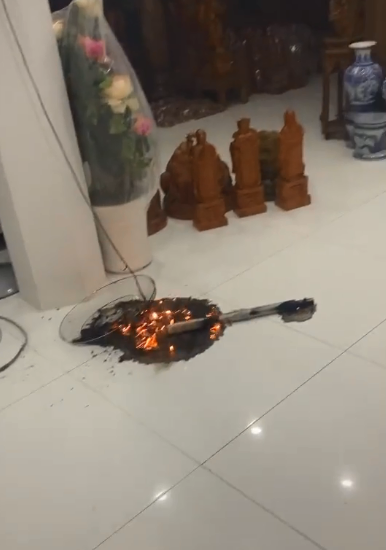 Chiếc quạt cây cháy đen thui, chảy nhựa ra sàn khi vẫn đang cắm điện: Hiểm họa từ thói quen mà nhiều gia đình mắc phải - Ảnh 2.