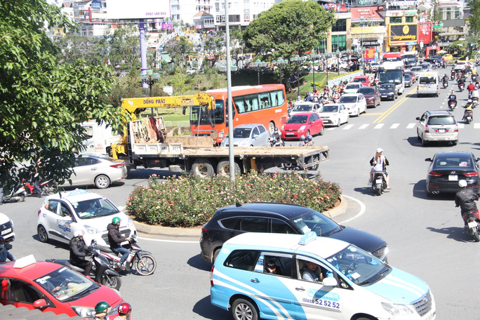  Mất 20 giờ chưa tới Đà Lạt do kẹt xe kinh hoàng ở đèo Bảo Lộc, Quốc lộ 20  - Ảnh 3.
