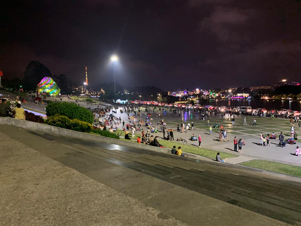 CHƯA TỪNG THẤY: Quảng trường Đà Lạt vắng không có bóng người vào đêm cuối tuần sau cơn bão du lịch 30/4 - 1/5 - Ảnh 2.