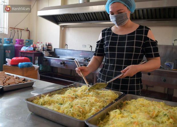 Hơn 200 suất cơm từ thiện được chuyển cho bệnh nhân và người nhà đang cách ly tại bệnh viện K2 Tân Triều - Ảnh 3.