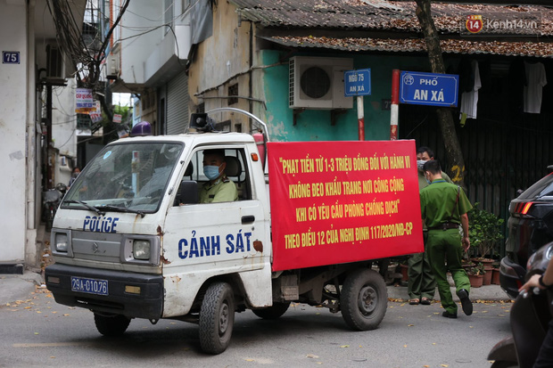 Hà Nội: Lực lượng chức năng ra quân tuyên truyền người dân dừng bán bia hơi và chợ cóc để phòng dịch Covid-19 - Ảnh 1.