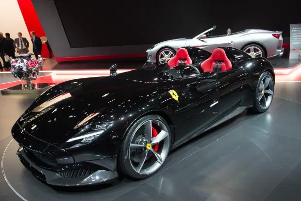 Cristiano Ronaldo sắm siêu xe Ferrari Monza 1,4 triệu bảng - Ảnh 1.