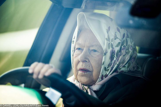 9 điều Nữ hoàng Anh Elizabeth II tuyệt đối không bao giờ làm: Vậy mới thấy Hoàng gia Anh nghiêm khắc đến mức nào - Ảnh 3.