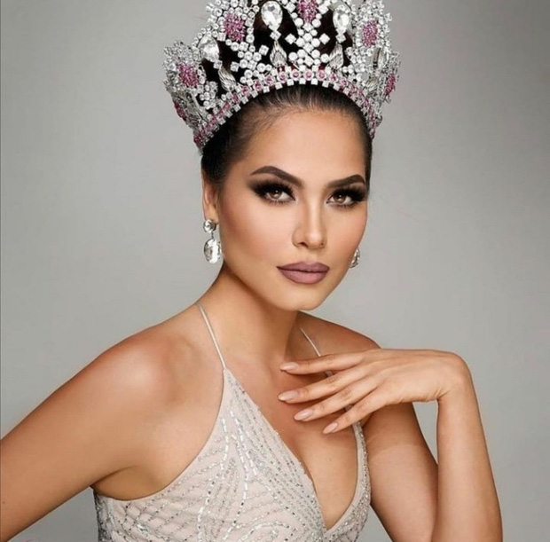 Tân Hoa hậu Miss Universe 2020: Nàng kỹ sư máy tính với nhan sắc và body nức nở, quá khứ mất tích khó hiểu bất ngờ bị đào lại - Ảnh 4.