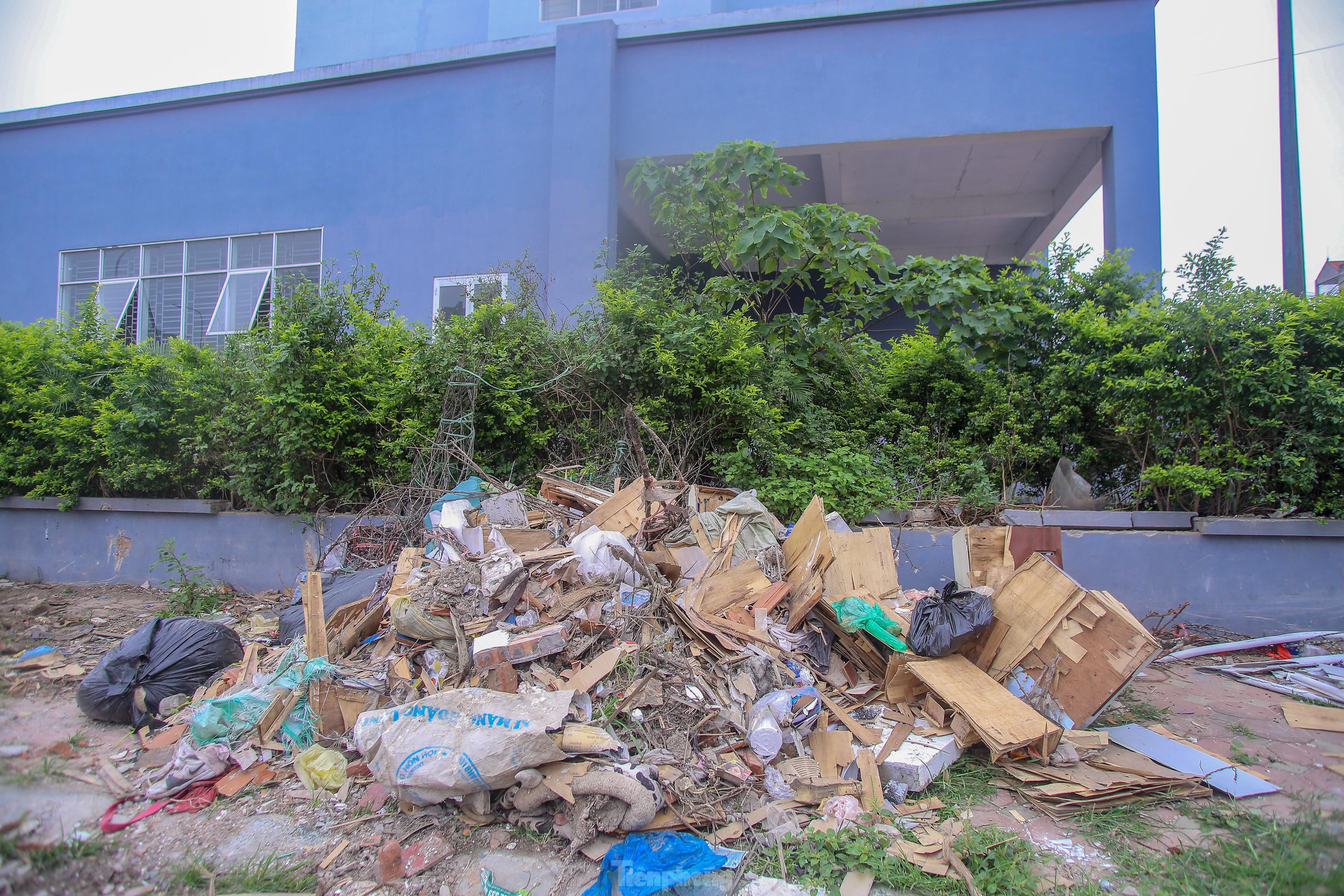  Khu chung cư tọa lạc vị trí đắc địa ở Hà Nội thành nơi tập kết rác  - Ảnh 5.