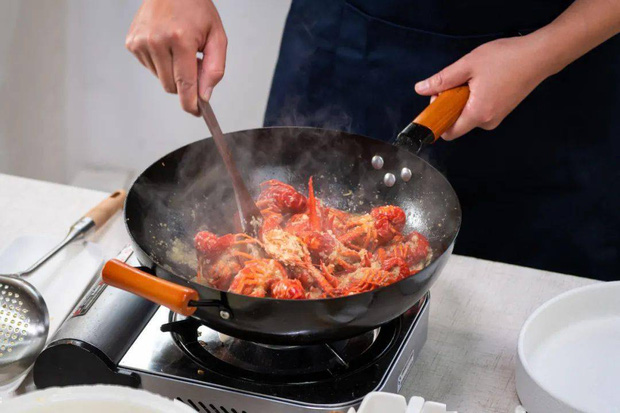 Đừng cho rằng tự nấu ăn tại nhà là đảm bảo sức khỏe nếu bạn chưa loại bỏ “kẻ giết người” ẩn chứa trong nhà bếp - Ảnh 1.