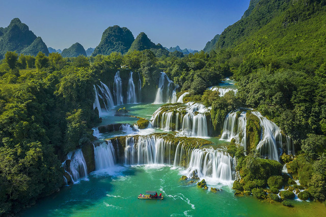 7 cung đường bộ đẹp nhất Việt Nam xuất hiện trên Tạp chí du lịch danh tiếng thế giới: Ngắm cảnh còn ngỡ lạc vào động tiên - Ảnh 2.